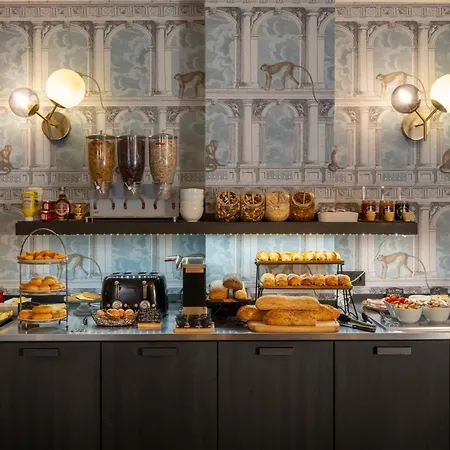 Lyric Opera ホテル